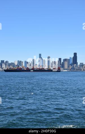 Lo skyline di Seattle visto attraverso Eliot Bay da West Seattle. Foto Stock