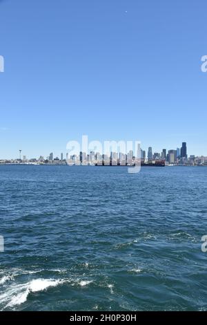 Lo skyline di Seattle visto attraverso Eliot Bay da West Seattle. Foto Stock