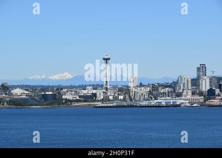 Lo skyline di Seattle visto attraverso Eliot Bay da West Seattle. Foto Stock