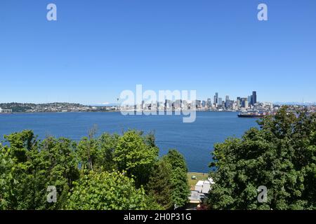 Lo skyline di Seattle visto attraverso Eliot Bay da West Seattle. Foto Stock