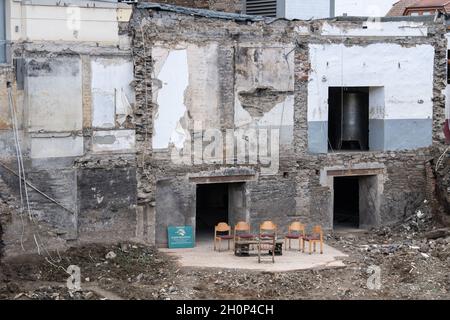 Rech, Germania. 13 ottobre 2021. Le sedie sono state poste in un semicerchio nelle macerie di una casa distrutta durante l'alluvione a Rech. Molte case erano state così gravemente danneggiate che dovevano essere demolite. (Al rapporto dpa 'tre mesi dopo l'alluvione nella valle di Ahr: Preoccupazioni per il futuro invece di soldi' da 14.10.2021) credito: Boris Roessler/dpa/Alamy Live News Foto Stock