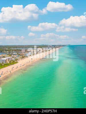 Città di Hollywood Beach, Florida durante un bel pomeriggio soleggiato e nuvole minime Foto Stock