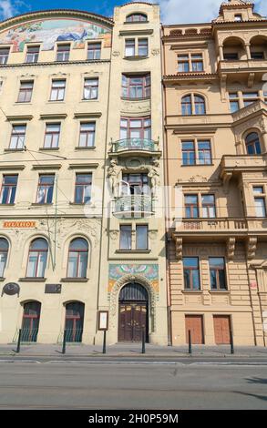 Repubblica Ceca di Praga - Agosto 28 2017; edificio a schiera stretta e alta tra due più grandi. Foto Stock