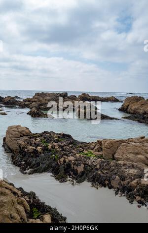 Stati Uniti. 03 Settembre 2021. Rocce e aree di strapiombo a Bird Rock Beach, Pebble Beach, California, 3 settembre 2021. (Foto di Sftm/Gado/Sipa USA) Credit: Sipa USA/Alamy Live News Foto Stock