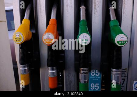 Un automobilista riempie il serbatoio del gas del suo veicolo in una stazione di servizio a Meudon, vicino a Parigi, Francia, il 13 ottobre 2021. Il prezzo del gasolio in Francia ha raggiunto il suo livello più alto, due anni dopo l'ultimo picco del 2018 che ha scatenato le proteste dei "gilet gialli". Foto di Marie Hubert Psaita/ABACAPRESS.COM Foto Stock