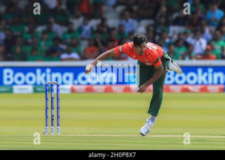 Inghilterra, Regno Unito. 05 luglio 2019. Bangladesh giocatore di cricket Mustafizur Rahman in azione durante la partita ICC (International Cricket Council) 43 Coppa del mondo di cricket tra Pakistan vs Bangladesh al Lord's Cricket Ground.Pakistan vinto da 94 corse. (Foto di MD Manik/SOPA Images/Sipa USA) Credit: Sipa USA/Alamy Live News Foto Stock