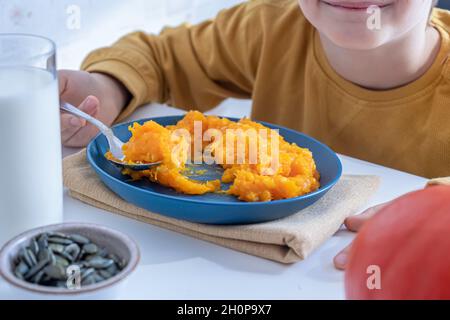 Porridge di zucca per bambini. Colazione per bambini Foto Stock