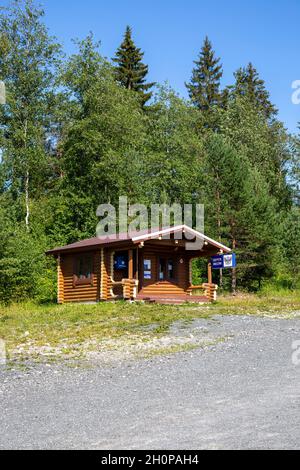Ruskeala, Russia - 10 luglio 2021: Casa di legno con il cartello 'Russian Post' in russo sulla facciata Foto Stock