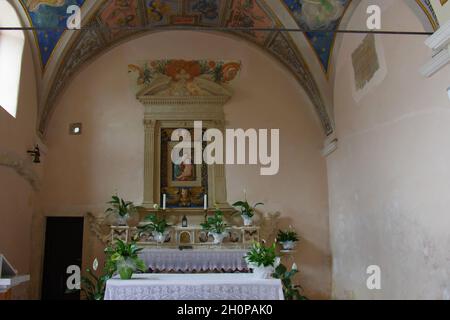 Rivisondoli (AQ) - Santuario dell'Eremo di Maria SS della Portella - Vista della navata con volta a botte. Foto Stock