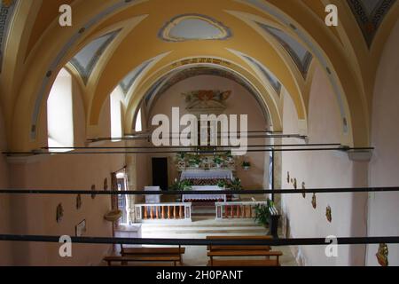 Rivisondoli (AQ) - Santuario dell'Eremo di Maria SS della Portella - Vista della navata con volta a botte. Foto Stock