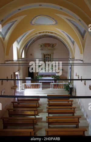 Rivisondoli (AQ) - Santuario dell'Eremo di Maria SS della Portella - Vista della navata con volta a botte. Foto Stock