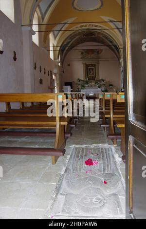 Rivisondoli (AQ) - Santuario dell'Eremo di Maria SS della Portella - la lapide che ospita probabilmente i resti del primo eremita. Foto Stock