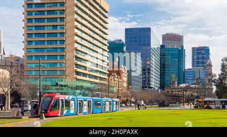 Adelaide, South Australia - 13 agosto 2019: Tram della metropolitana di Adelaide con partenza da Victoria Square in un giorno Foto Stock