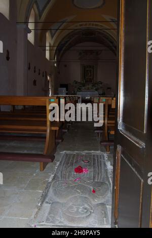 Rivisondoli (AQ) - Santuario dell'Eremo di Maria SS della Portella - la lapide che ospita probabilmente i resti del primo eremita. Foto Stock