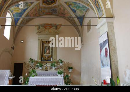 Rivisondoli (AQ) - Santuario dell'Eremo di Maria SS della Portella - Vista della navata con volta a botte. Foto Stock