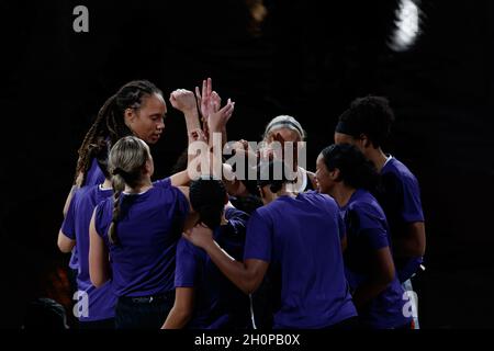 Phoenix, Stati Uniti. 13 ottobre 2021. Phoenix Mercury si accovaccia durante il gioco 2 delle finali della Women's National Basketball Association tra Phoenix Mercury e Chicago Sky alla Footprint Center Arena di Phoenix, Arizona. NESSUN USO COMMERCIALE. Credit: SPP Sport Press Photo. /Alamy Live News Foto Stock