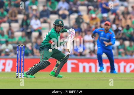 Il giocatore di cricket del Bangladesh Mushfiqur Rahim (L) in azione durante la 31a partita ICC (International Cricket Council) Cricket World Cup 2019 tra il Bangladesh e l'Afghanistan a Southampton.(il Bangladesh ha vinto con 62 corse) Foto Stock