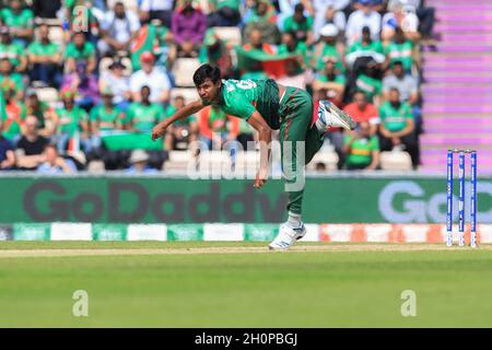 Southampton, Regno Unito. 24 giugno 2019. Bangladesh giocatore di cricket Mustafizur Rahman in azione durante la 31a partita ICC (International Cricket Council) Cricket World Cup 2019 tra Bangladesh e Afghanistan a Southampton.(Bangladesh vinto da 62 corse) (Foto di MD Manik/SOPA Images/Sipa USA) Credit: Sipa USA/Alamy Live News Foto Stock