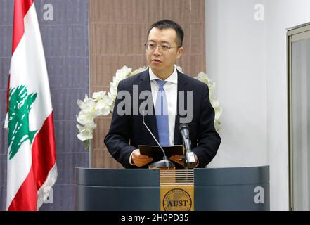 Beirut, Libano. 12 ottobre 2021. Li Xiaofeng, CEO di Huawei in Libano, parla alla cerimonia di firma del programma Huawei Authorized Learning Partner (HALP) a Beirut, Libano, 12 ottobre 2021. Huawei Technologies in Libano ha lanciato martedì il programma Huawei Authorized Learning Partner (HALP) con l'American University of Science & Technology (AUST). Credit: Bilal Jawich/Xinhua/Alamy Live News Foto Stock