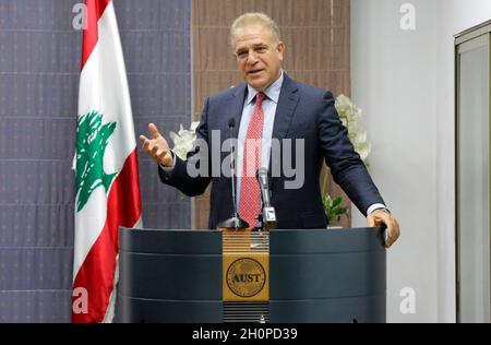 Beirut, Libano. 12 ottobre 2021. Riad Sakr, Vice Presidente della American University of Science & Technology (AUST), parla alla cerimonia di firma del programma Huawei Authorized Learning Partner (HALP) a Beirut, Libano, 12 ottobre 2021. Huawei Technologies in Libano ha lanciato martedì il programma Huawei Authorized Learning Partner (HALP) con l'American University of Science & Technology (AUST). Credit: Bilal Jawich/Xinhua/Alamy Live News Foto Stock