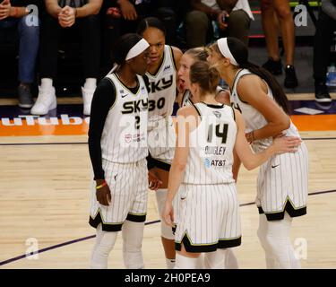 Phoenix, Stati Uniti. 13 ottobre 2021. I giocatori di Chicago Sky si accoventano durante la partita 2 delle finali della Women's National Basketball Association tra Phoenix Mercury e Chicago Sky alla Footprint Center Arena di Phoenix, Arizona. NESSUN USO COMMERCIALE. Credit: SPP Sport Press Photo. /Alamy Live News Foto Stock