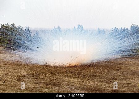 Voronezh, Russia. 4 aprile 2019. L'esplosione di una granata gettata durante la fase di campo dell'esercizio. Nella regione di Voronezh si è svolto un complesso esercizio tattico e speciale. All'incontro hanno partecipato dipendenti e militari della Guardia Nazionale e uffici regionali dei dipartimenti di potere dello Stato. (Foto di Mihail Siergiejevicz/SOPA Imag/Sipa USA) Credit: Sipa USA/Alamy Live News Foto Stock