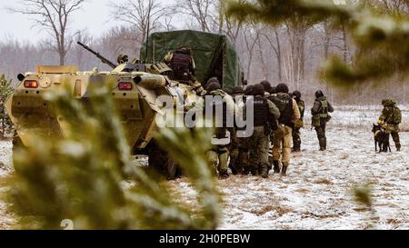 Voronezh, Russia. 4 aprile 2019. L'unità OMON si sposta sotto la copertura di attrezzature pesanti durante la fase di campo dell'esercizio. Nella regione di Voronezh si è svolto un complesso esercizio tattico e speciale. All'incontro hanno partecipato dipendenti e militari della Guardia Nazionale e uffici regionali dei dipartimenti di potere dello Stato. (Foto di Mihail Siergiejevicz/SOPA Imag/Sipa USA) Credit: Sipa USA/Alamy Live News Foto Stock