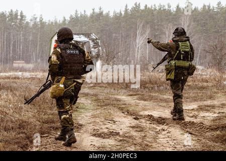 Voronezh, Russia. 4 aprile 2019. I militari dell'OMON (polizia di sommosse) ispezionano fortificazioni sconosciute durante la fase di campo dell'esercitazione. Nella regione di Voronezh si è svolto un complesso esercizio tattico e speciale. All'incontro hanno partecipato dipendenti e militari della Guardia Nazionale e uffici regionali dei dipartimenti di potere dello Stato. (Foto di Mihail Siergiejevicz/SOPA Imag/Sipa USA) Credit: Sipa USA/Alamy Live News Foto Stock