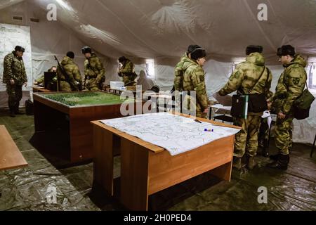 Voronezh, Russia. 4 aprile 2019. Posto di comando sul campo della Guardia Nazionale durante l'esercizio. Nella regione di Voronezh si è svolto un complesso esercizio tattico e speciale. All'incontro hanno partecipato dipendenti e militari della Guardia Nazionale e uffici regionali dei dipartimenti di potere dello Stato. (Foto di Mihail Siergiejevicz/SOPA Imag/Sipa USA) Credit: Sipa USA/Alamy Live News Foto Stock