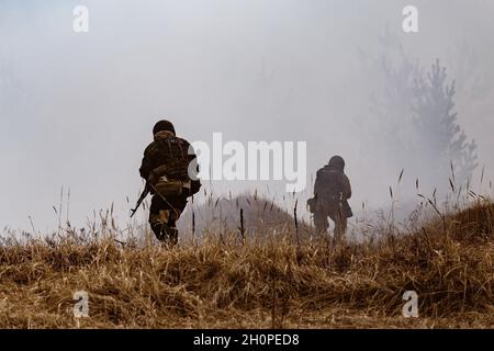 Voronezh, Russia. 4 aprile 2019. I poliziotti della sommossa entrano nel fumo da una miniera esplosa, durante la fase di campo dell'esercizio. Nella regione di Voronezh si è svolto un complesso esercizio tattico e speciale. All'incontro hanno partecipato dipendenti e militari della Guardia Nazionale e uffici regionali dei dipartimenti di potere dello Stato. (Foto di Mihail Siergiejevicz/SOPA Imag/Sipa USA) Credit: Sipa USA/Alamy Live News Foto Stock