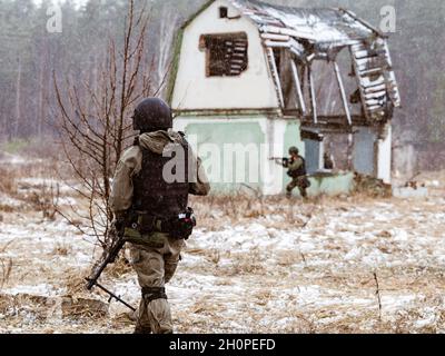 Voronezh, Russia. 4 aprile 2019. I militari dell'OMON (polizia di sommosse) ispezionano fortificazioni sconosciute durante la fase di campo dell'esercitazione. Nella regione di Voronezh si è svolto un complesso esercizio tattico e speciale. All'incontro hanno partecipato dipendenti e militari della Guardia Nazionale e uffici regionali dei dipartimenti di potere dello Stato. (Foto di Mihail Siergiejevicz/SOPA Imag/Sipa USA) Credit: Sipa USA/Alamy Live News Foto Stock