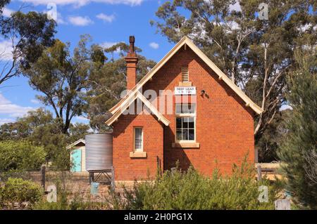 Tipica vecchia scuola vittoriana, ora la Deep Lead Hall nella ex comunità mineraria d'oro di Deep Lead, Stawell, Victoria, Australia Foto Stock