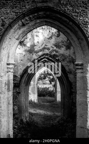 Immagine in bianco e nero di tre arcate della chiesa di Giovanni Battista Stanton Suffolk. Mostrando pietra rovinata e finestre. Nessuna gente. Foto Stock