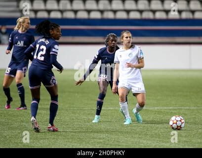 Parigi, Francia, 13 ottobre 2021, Olha Ovdiychuk di Kharkiv, Aminata Diallo di PSG (centro), Ashley Lawrence di PSG (sinistra) durante la partita di calcio UEFA Women's Champions League, Gruppo B tra Paris Saint-Germain (PSG) e FC Kharkiv il 13 ottobre 2021 allo stadio Jean Bouin di Parigi, Francia - Foto Jean Catuffe / DPPI Foto Stock