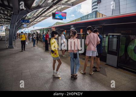 Bangkok, Tailandia. 13 ottobre 2021. Le persone che indossano maschere per il viso come misura preventiva contro la diffusione del covid-19 aspettano di salire a bordo di uno skytrain alla stazione BTS Lat Phrao di Bangkok. Credit: SOPA Images Limited/Alamy Live News Foto Stock