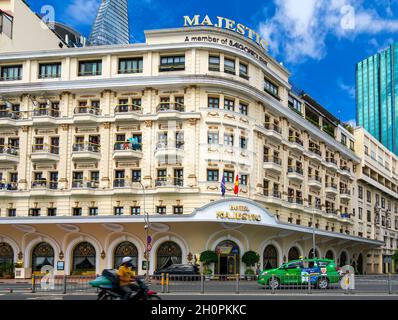 Palace Royal lungo un viale occupato con stile architettonico francese decorare molte finestre attrae i viaggiatori d'affari a resort a ho Chi Minh, Vietnam Foto Stock