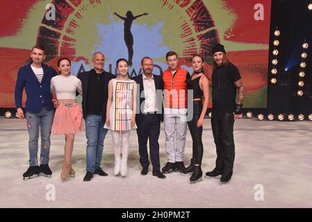 Colonia, Germania. 13 ottobre 2021. Gli skaters Alexandra Goncharuk, Artem Kazakov, Alina Ustimkina e Alexey Rogonov, Soyeon Park e Igor Reznichenko con il direttore creativo Francisco Negrin e il CEO Peter o Keeffe sul ghiaccio alla presentazione di 'Un nuovo giorno' - il nuovo spettacolo di ghiaccio di Holiday on Ice. Il nuovo spettacolo avrà inizio il 17 novembre 2021 e prevede un tour di 180 spettacoli in 23 sedi in Germania. Credit: Horst Galuschka/dpa/Alamy Live News Foto Stock