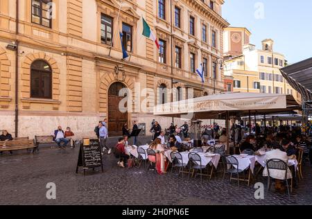 I clienti si siedono all'esterno di un ristorante nel Ghetto ebraico di Roma Foto Stock