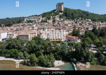 Crest (Francia sud-orientale): Panoramica del fiume Drome, la città e la torre Foto Stock
