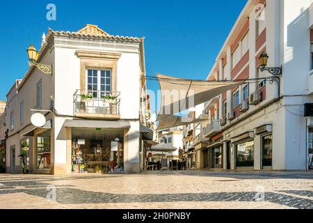 Strade affascinanti con case tradizionali a Faro, capitale dell'Algarve, Portogallo Foto Stock