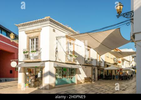 Strade affascinanti con case tradizionali a Faro, capitale dell'Algarve, Portogallo Foto Stock