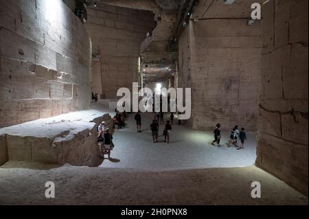 Les Baux de Provence (Francia sud-orientale): “Les Carrieres des Lumieres” ospita mostre digitali immersive dedicate ai grandi artisti prodotti dalla cUL Foto Stock