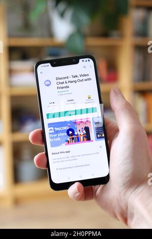 VARSAVIA, POLONIA - 29 GENNAIO 2021: Utente che installa Discordy online chatting app su un sistema operativo Android, smartphone Xiaomi. Foto Stock