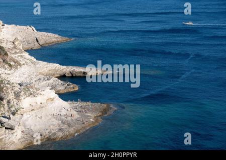 Dipartimento Corse du Sud (Corsica meridionale), “Cap Pertusato” a Bonifacio: Panoramica delle tre punte vicino alla Spiaggia di Sant’Antoine. Turisti al Foto Stock