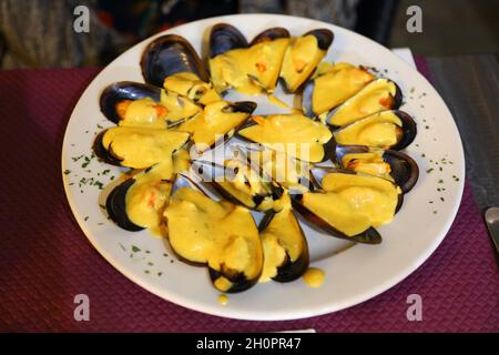 Cozze con salsa aioli. Tipico antipasto di pesce francese. Cucina francese. Cucina della Francia. Foto Stock