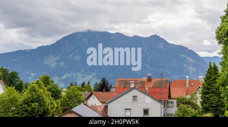 Paesaggio di montagna intorno a Immenstadt, una città nella parte alta di Allgaeu in Baviera, Germania Foto Stock