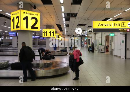 AMSTERDAM, PAESI BASSI - 6 DICEMBRE 2018: I viaggiatori aspettano presso l'aeroporto Schiphol di Amsterdam. Schiphol è il dodicesimo aeroporto più trafficato della Foto Stock