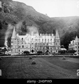 Fotografia vintage in bianco e nero del tardo vittoriano che mostra il Trossachs Hotel in Scozia. Foto Stock