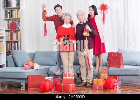 Le famiglie accolgono felicemente il Capodanno Foto Stock