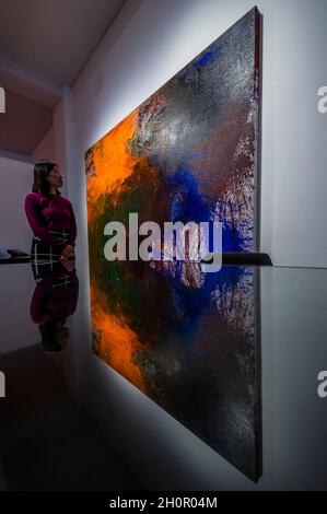 Londra, Regno Unito. 13 ottobre 2021. 01b 14, 2014 - una mostra personale che presenta dipinti recenti e opere storiche dell'artista austriaco Hermann Nitsch presso l'Opera Gallery. Credit: Guy Bell/Alamy Live News Foto Stock